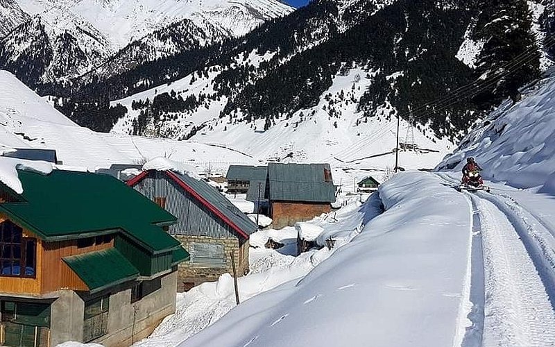 এই মুহূর্তে দেশের যে পাঁচটি জায়গায় সক্রিয়ভাবে তুষারপাত চলছে, তার মধ্যে প্রথমেই নাম আসে জম্মু ও কাশ্মীরের সোনমার্গ (Sonamarg)। ‘মেডো অফ গোল্ড’ নামে পরিচিত এই উপত্যকা জানুয়ারির শুরু থেকেই তুষারঝড়ে ঢেকে গেছে। রাস্তা, ঘাসে মোড়া ঢাল, দূরের পাহাড়—সবই এখন সাদা। কনিফার গাছের ডালে জমে থাকা বরফ আর জমাট নদীর ধার-সব মিলিয়ে সোনমার্গ এখন যেন পোস্টকার্ড।